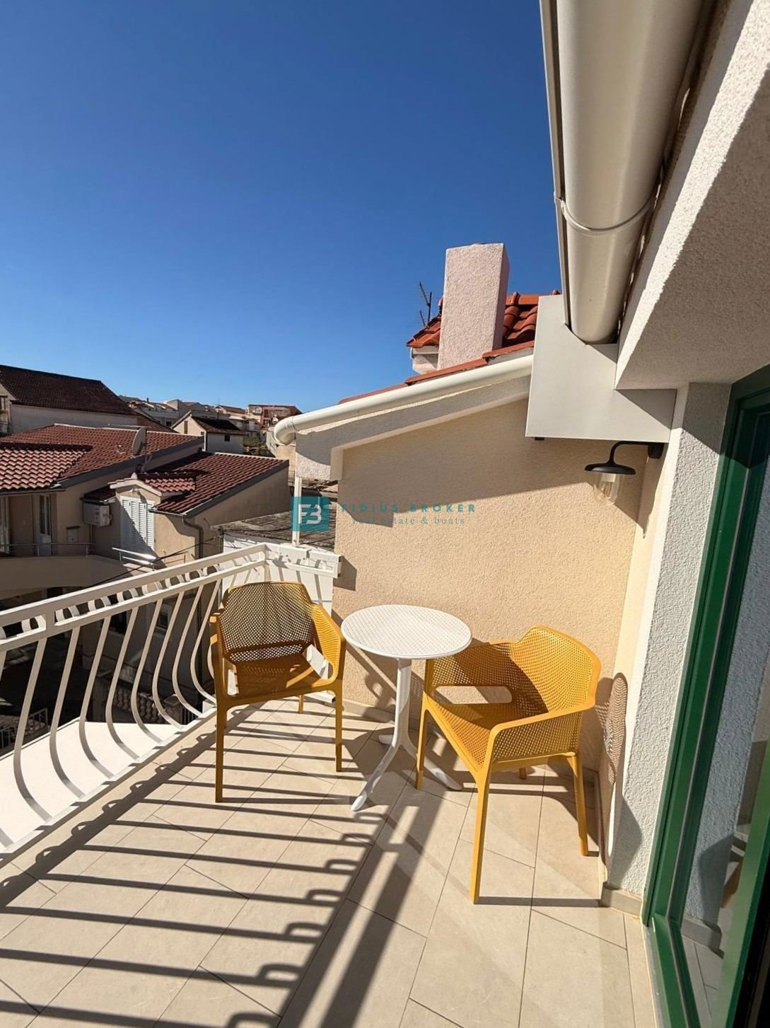 VODICE, nova, luksuzno opremljena hiša, strogi center, 150 m do obale, 4 ločena apartmaja
