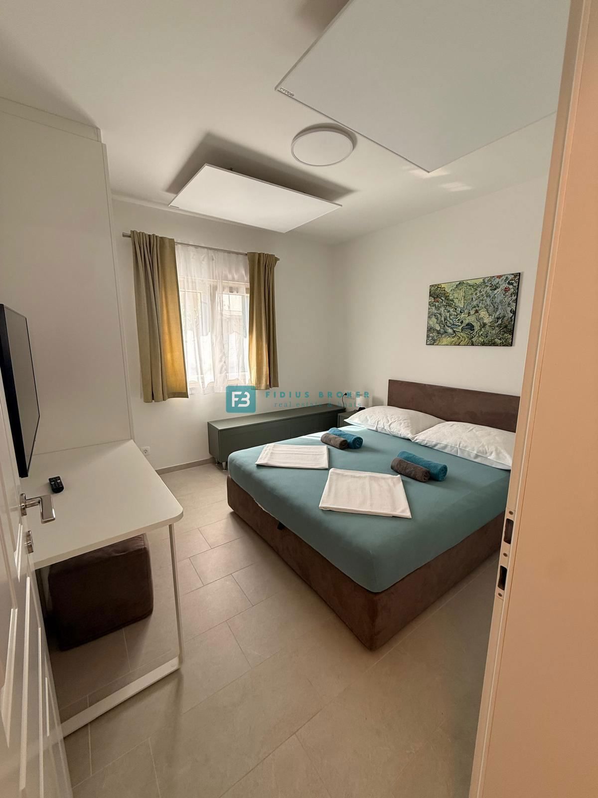 VODICE, nova, luksuzno opremljena hiša, strogi center, 150 m do obale, 4 ločena apartmaja