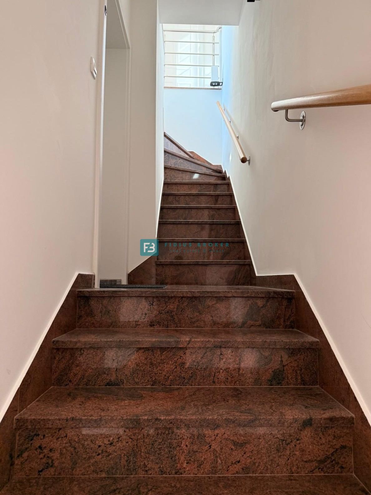 VODICE, nova, luksuzno opremljena hiša, strogi center, 150 m do obale, 4 ločena apartmaja