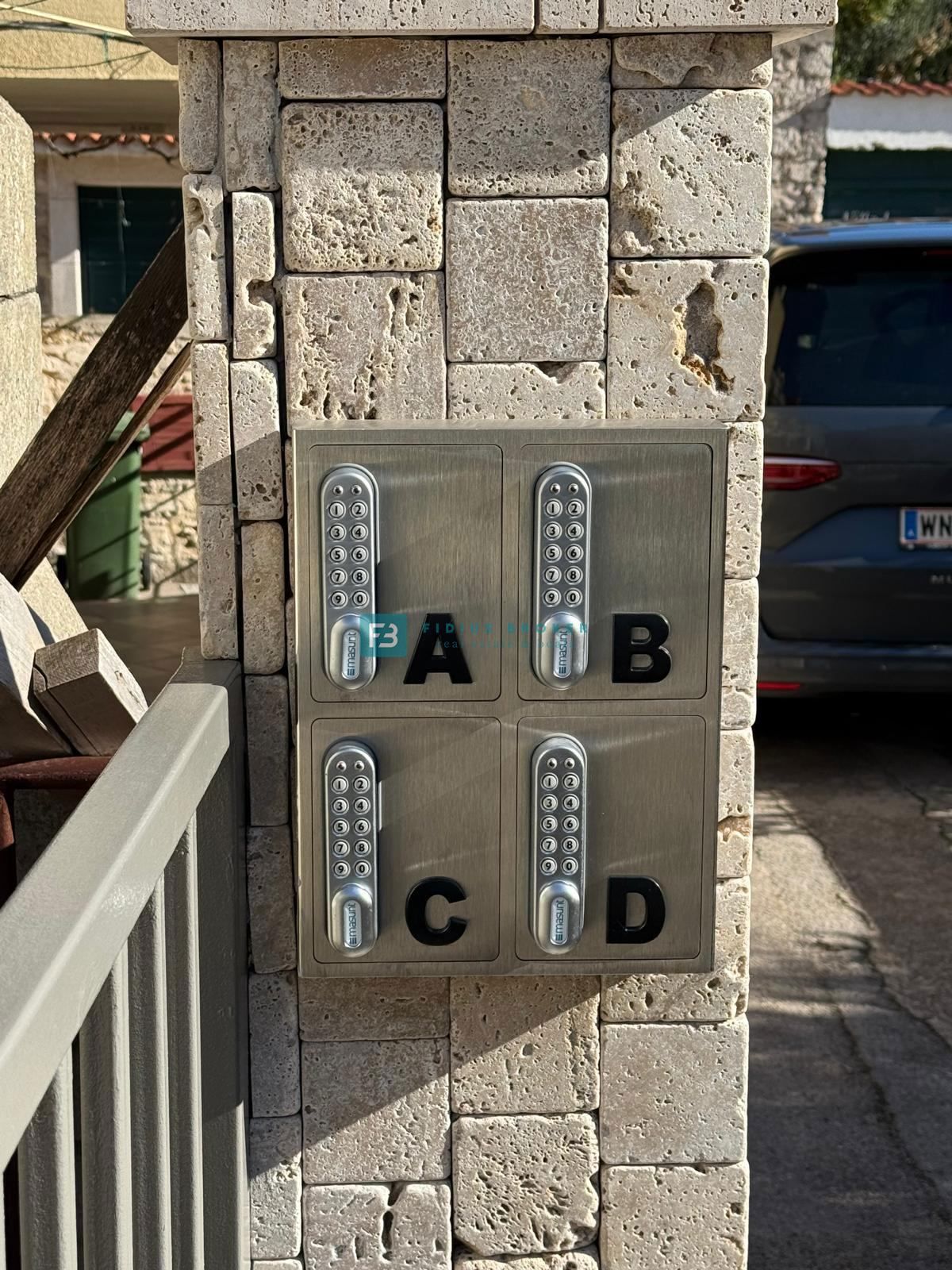 VODICE, nova, luksuzno opremljena hiša, strogi center, 150 m do obale, 4 ločena apartmaja