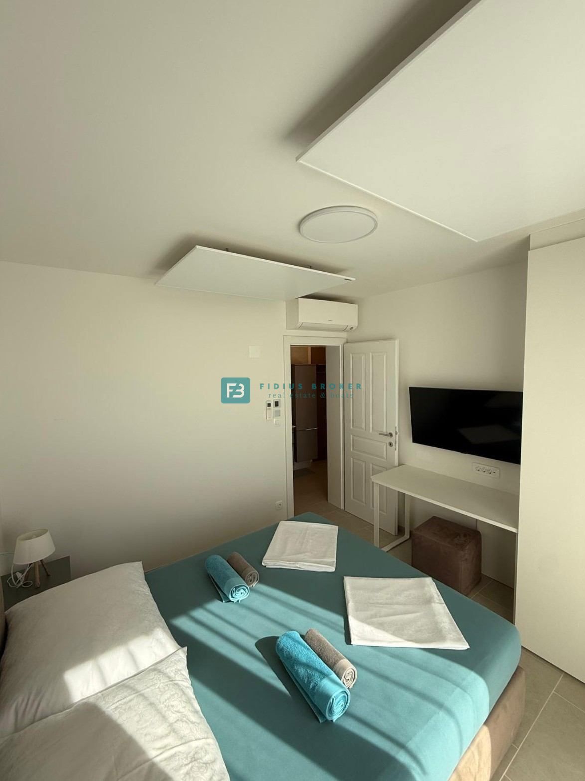 VODICE, nova, luksuzno opremljena hiša, strogi center, 150 m do obale, 4 ločena apartmaja