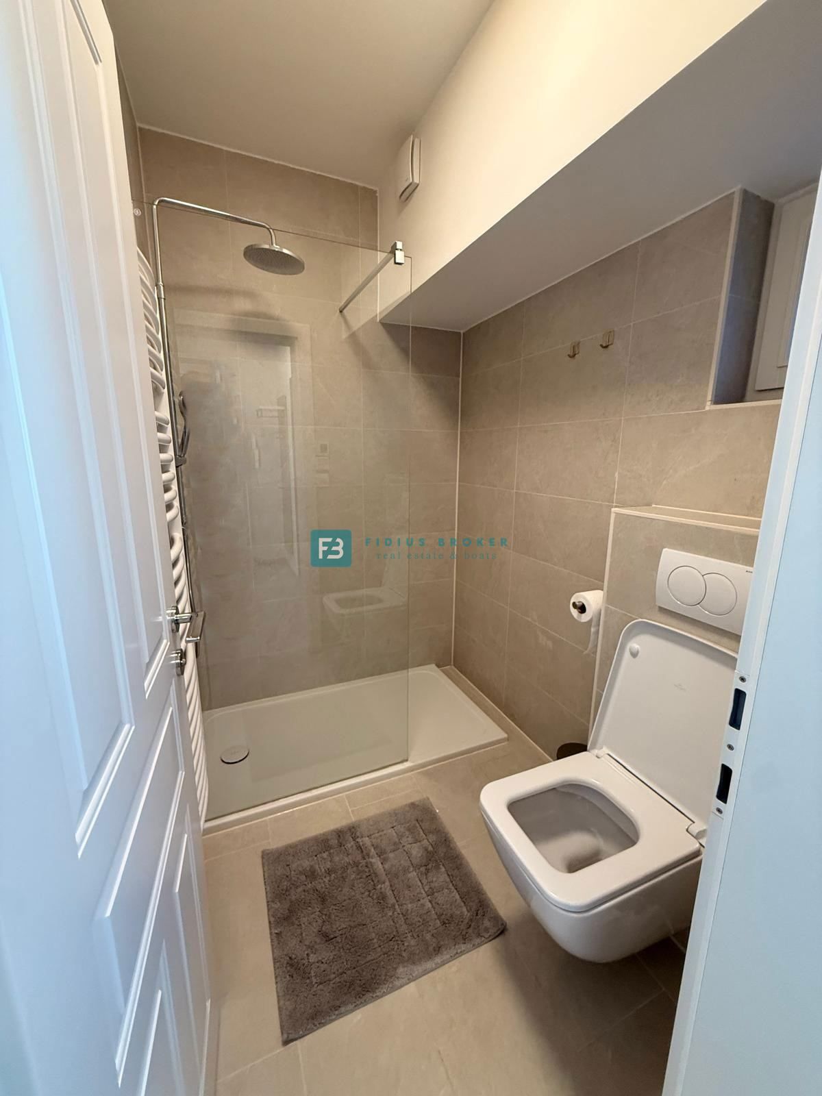 VODICE, nova, luksuzno opremljena hiša, strogi center, 150 m do obale, 4 ločena apartmaja