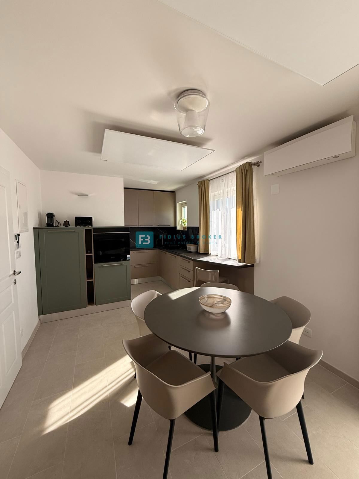 VODICE, nova, luksuzno opremljena hiša, strogi center, 150 m do obale, 4 ločena apartmaja