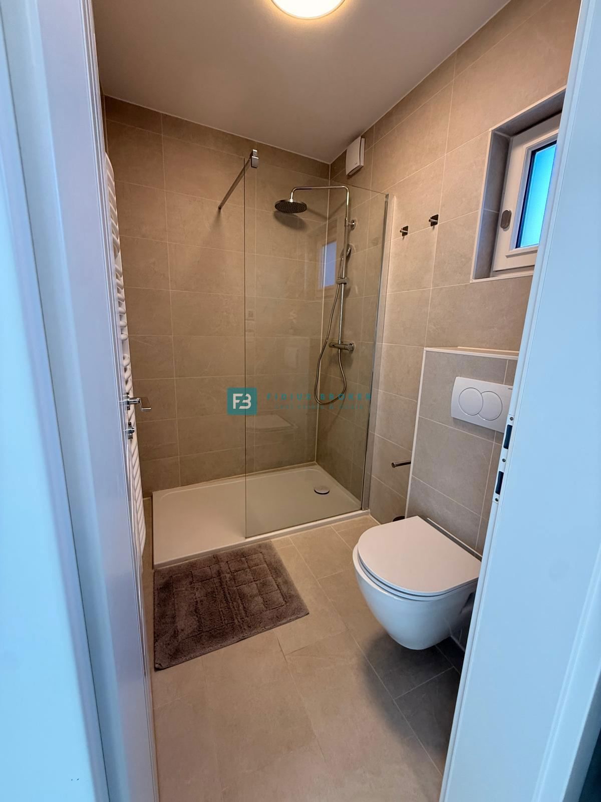 VODICE, nova, luksuzno opremljena hiša, strogi center, 150 m do obale, 4 ločena apartmaja