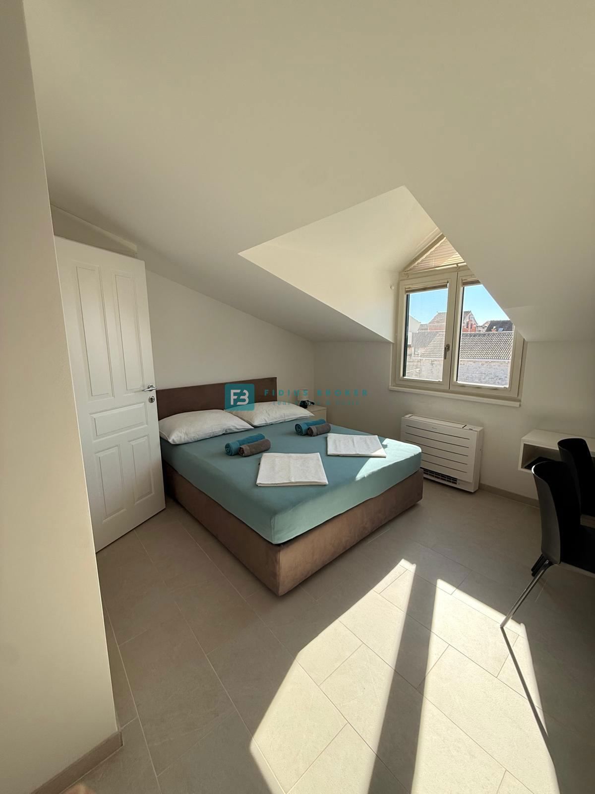 VODICE, nova, luksuzno opremljena hiša, strogi center, 150 m do obale, 4 ločena apartmaja