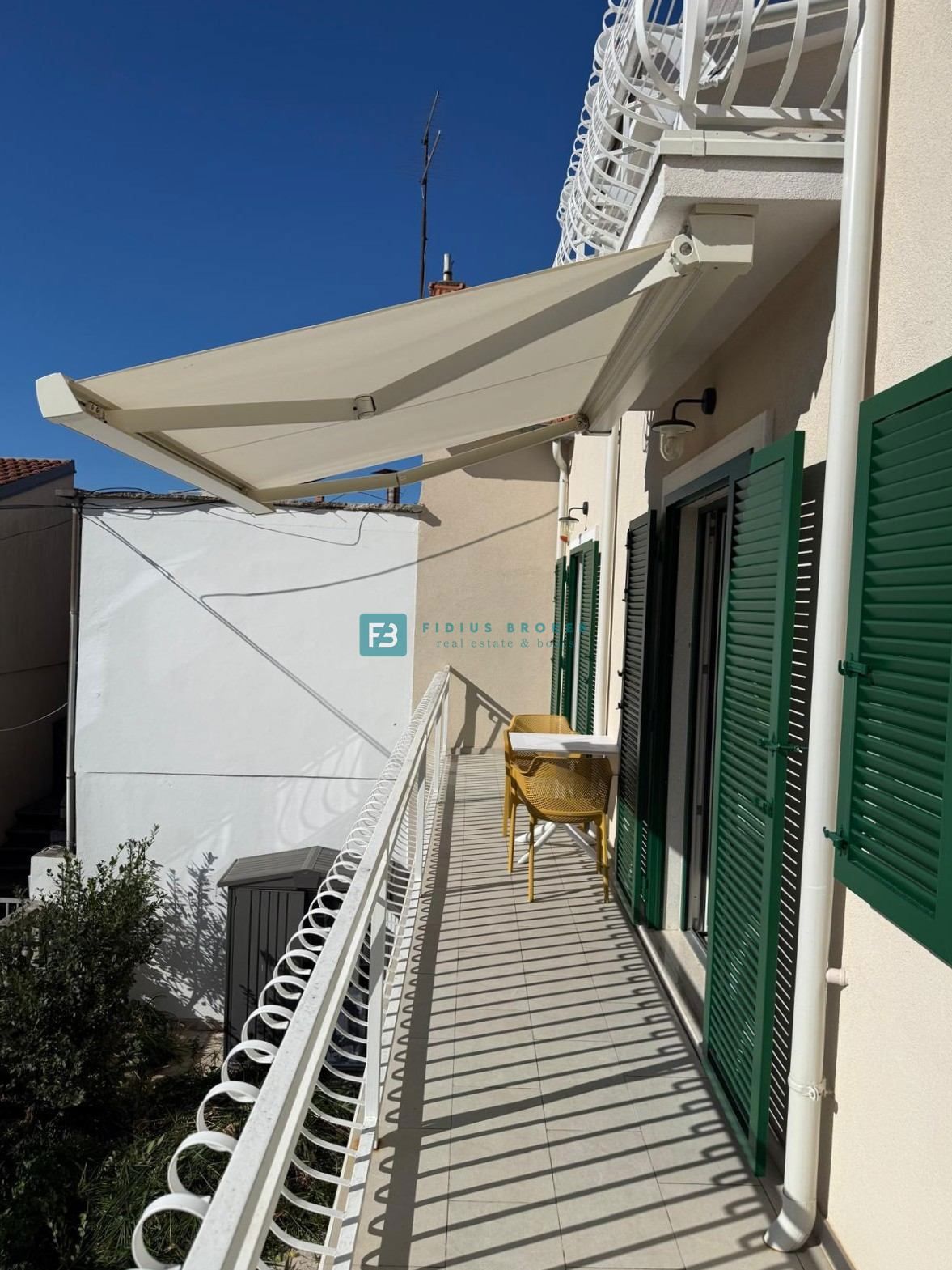 VODICE, nova, luksuzno opremljena hiša, strogi center, 150 m do obale, 4 ločena apartmaja