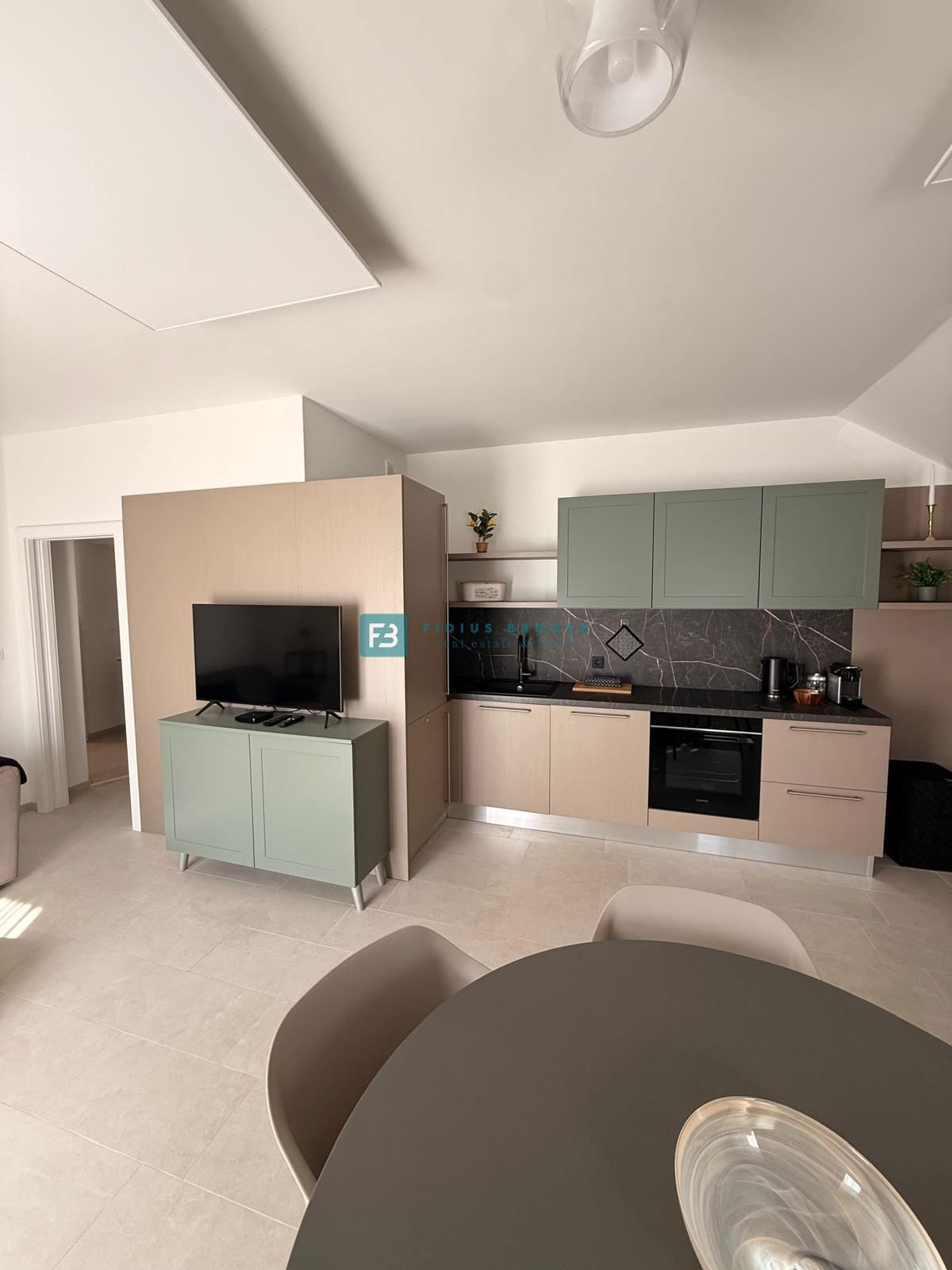 VODICE, nova, luksuzno opremljena hiša, strogi center, 150 m do obale, 4 ločena apartmaja