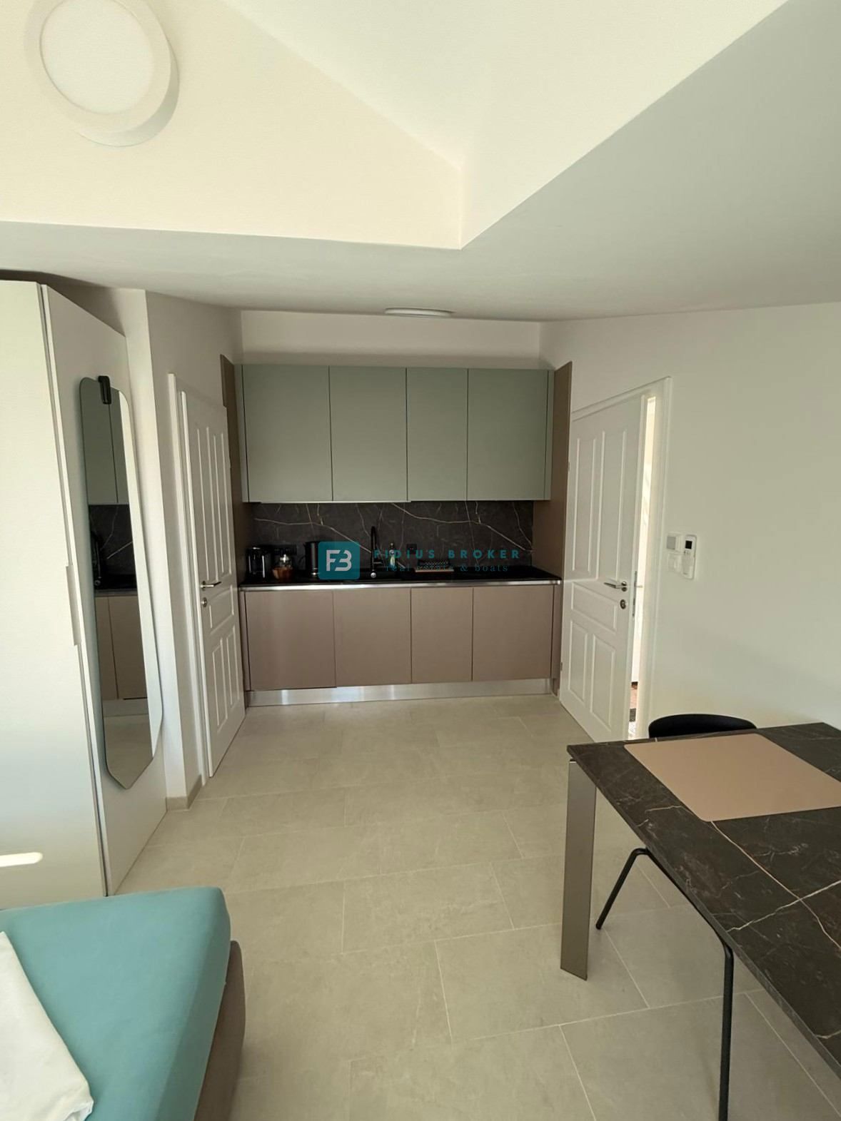 VODICE, nova, luksuzno opremljena hiša, strogi center, 150 m do obale, 4 ločena apartmaja