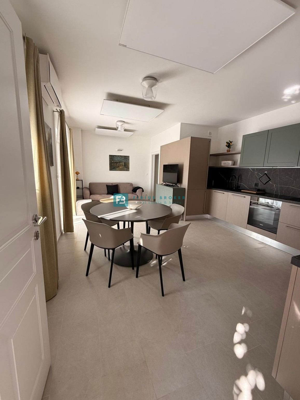 VODICE, nova, luksuzno opremljena hiša, strogi center, 150 m do obale, 4 ločena apartmaja