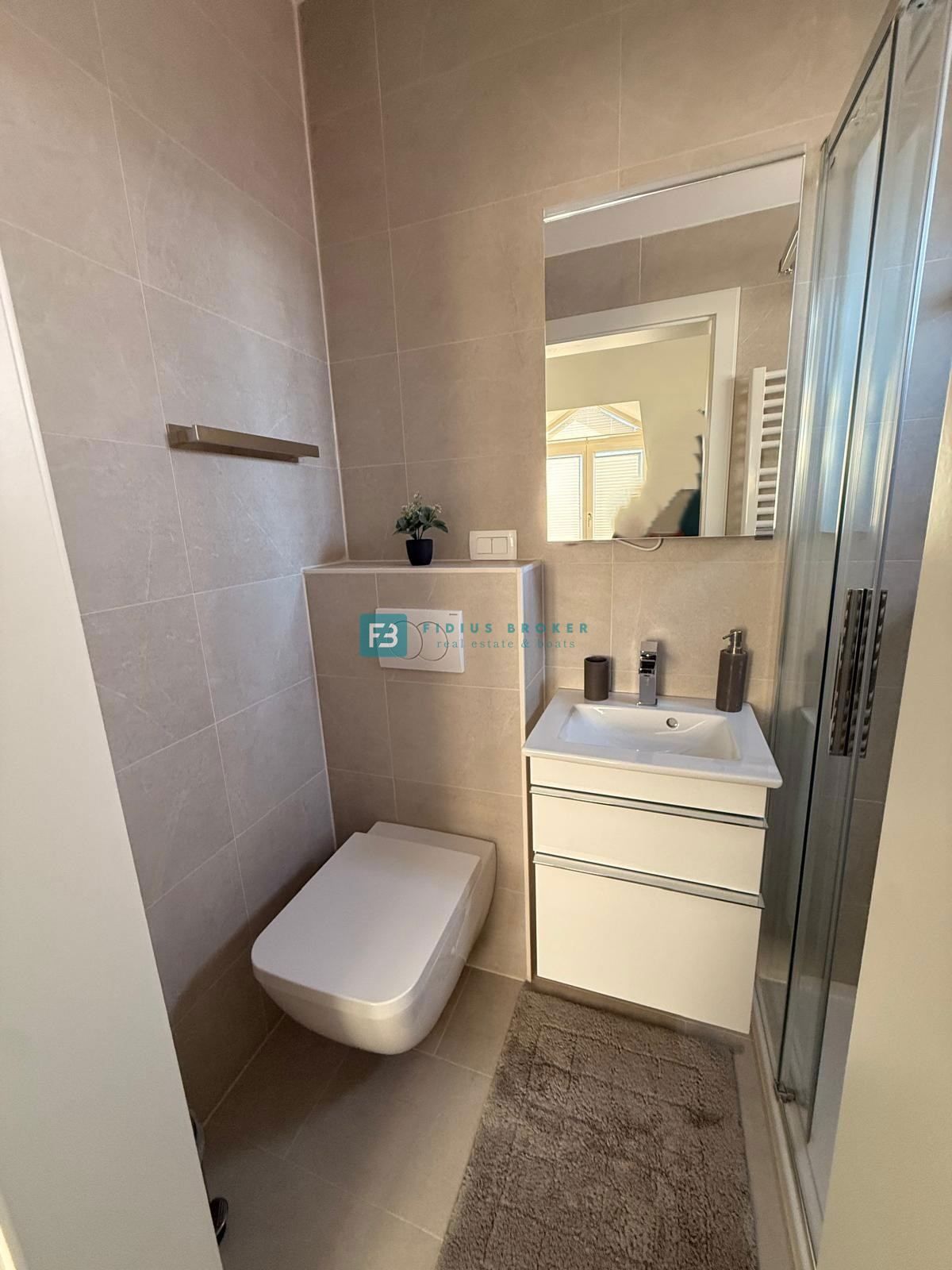 VODICE, nova, luksuzno opremljena hiša, strogi center, 150 m do obale, 4 ločena apartmaja