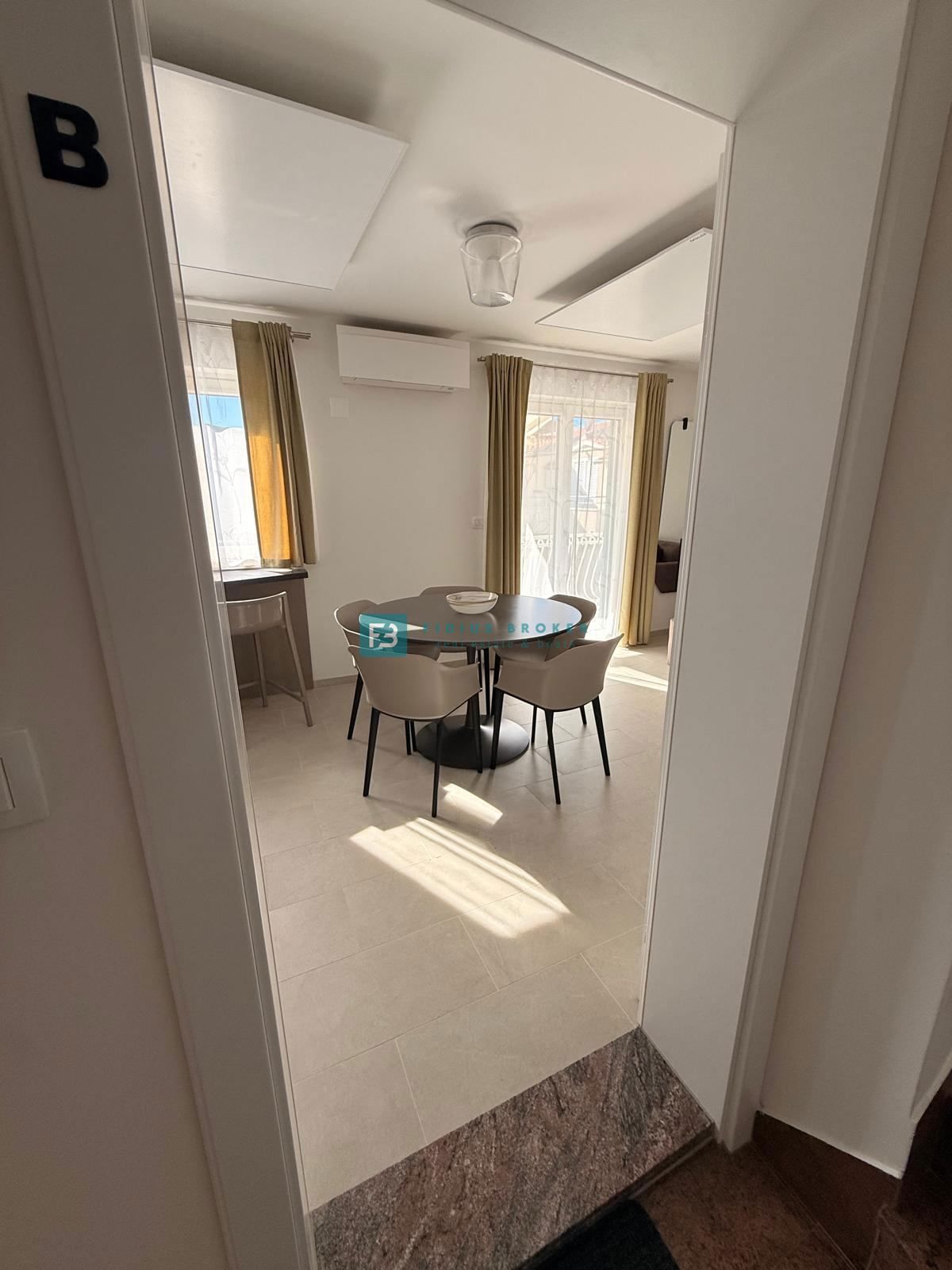 VODICE, nova, luksuzno opremljena hiša, strogi center, 150 m do obale, 4 ločena apartmaja