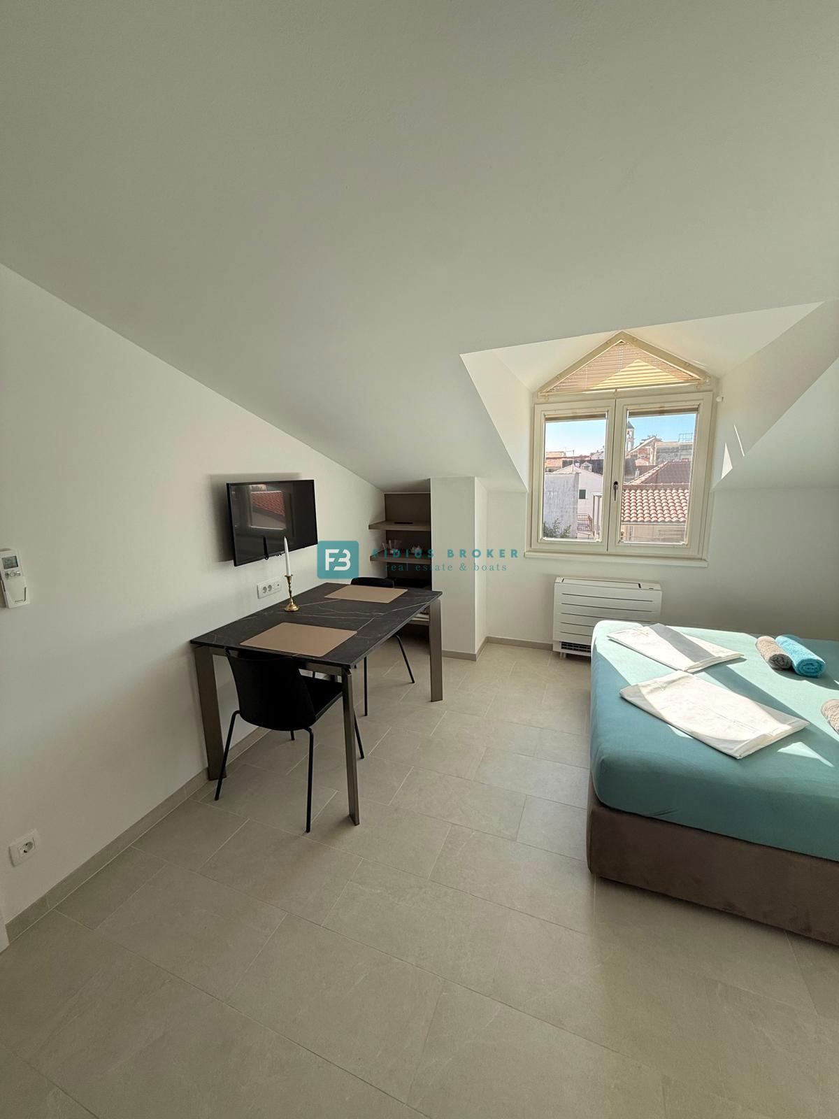 VODICE, nova, luksuzno opremljena hiša, strogi center, 150 m do obale, 4 ločena apartmaja