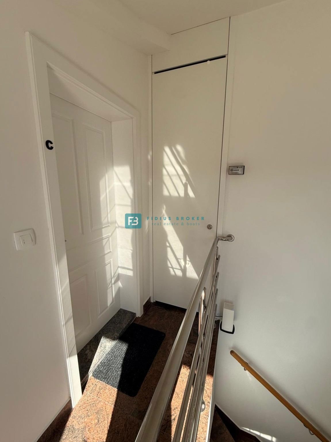 VODICE, nova, luksuzno opremljena hiša, strogi center, 150 m do obale, 4 ločena apartmaja