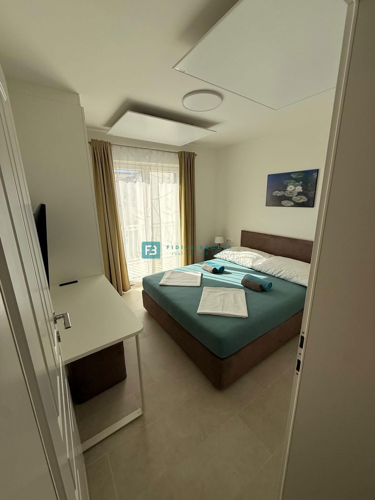 VODICE, nova, luksuzno opremljena hiša, strogi center, 150 m do obale, 4 ločena apartmaja