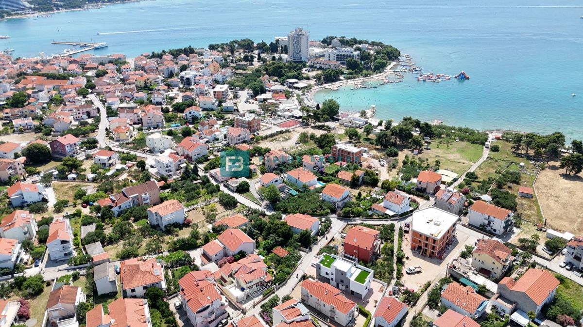 VODICE, novo, vrhunska lokacija, 50 m do plaže, pogled na morje, dvigalo