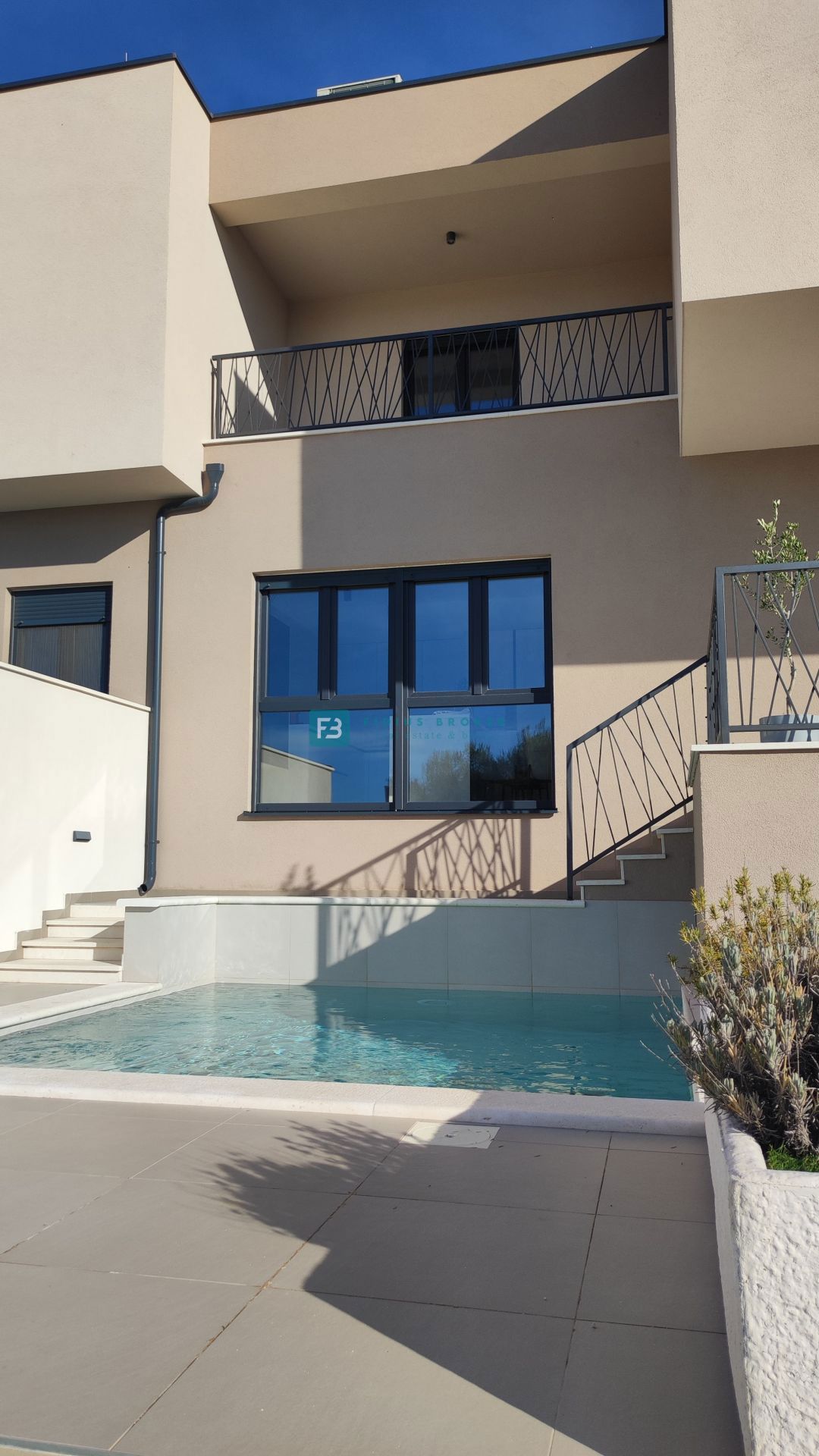 VODICE, novogradnja, luksuzno opremljena hiša, pogled na morje, bazen, garaža