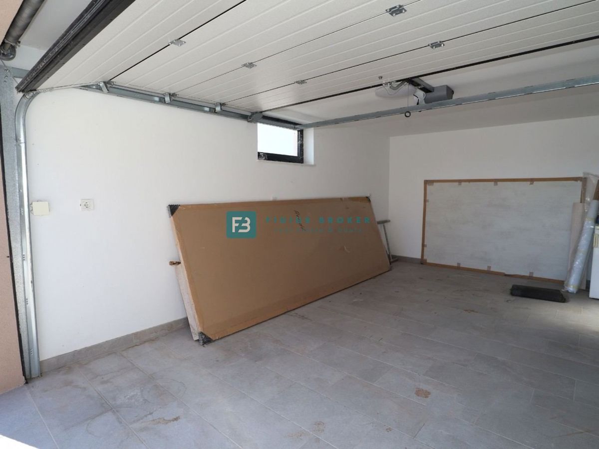 VODICE, novogradnja, luksuzno opremljena hiša, pogled na morje, bazen, garaža