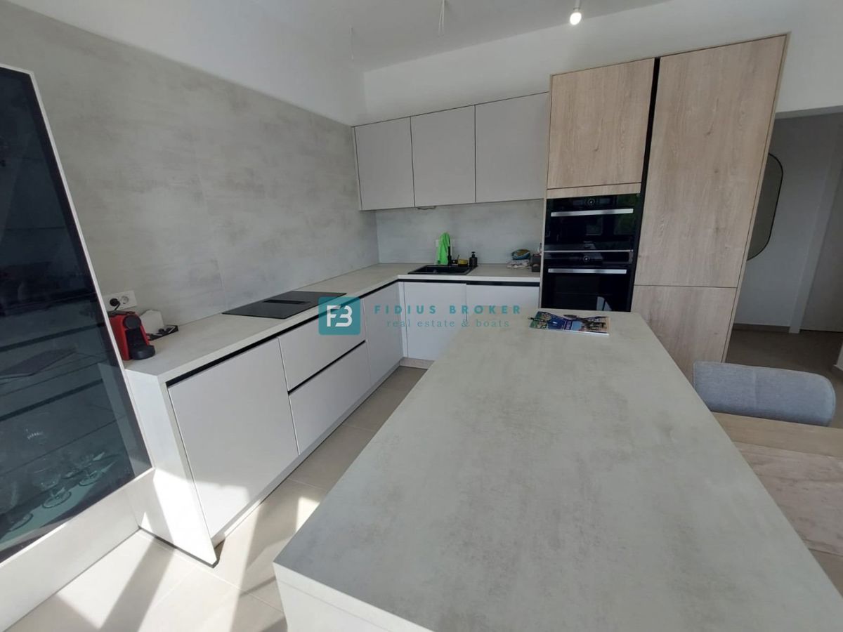 VODICE, novogradnja, luksuzno opremljena hiša, pogled na morje, bazen, garaža