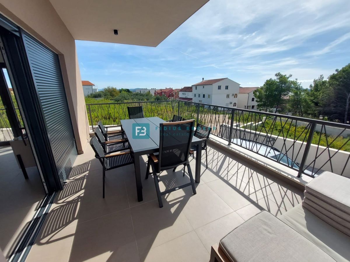 VODICE, novogradnja, luksuzno opremljena hiša, pogled na morje, bazen, garaža