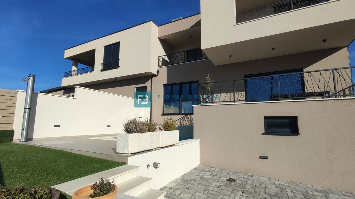 VODICE, novogradnja, luksuzno opremljena hiša, pogled na morje, bazen, garaža