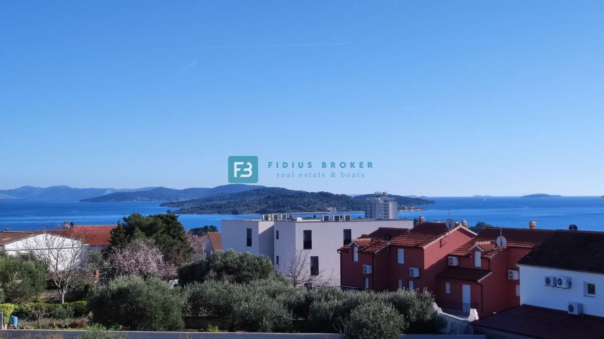 VODICE, novogradnja, luksuzno opremljena hiša, pogled na morje, bazen, garaža