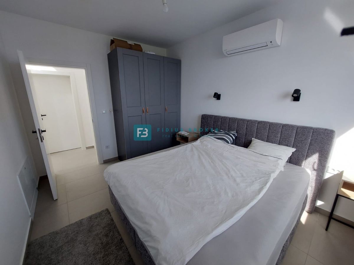 VODICE, novogradnja, luksuzno opremljena hiša, pogled na morje, bazen, garaža