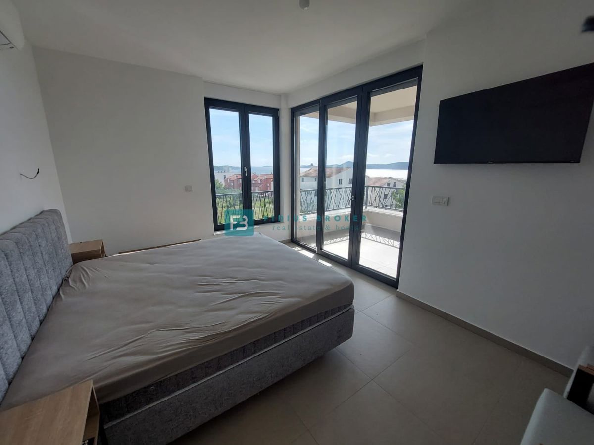 VODICE, novogradnja, luksuzno opremljena hiša, pogled na morje, bazen, garaža