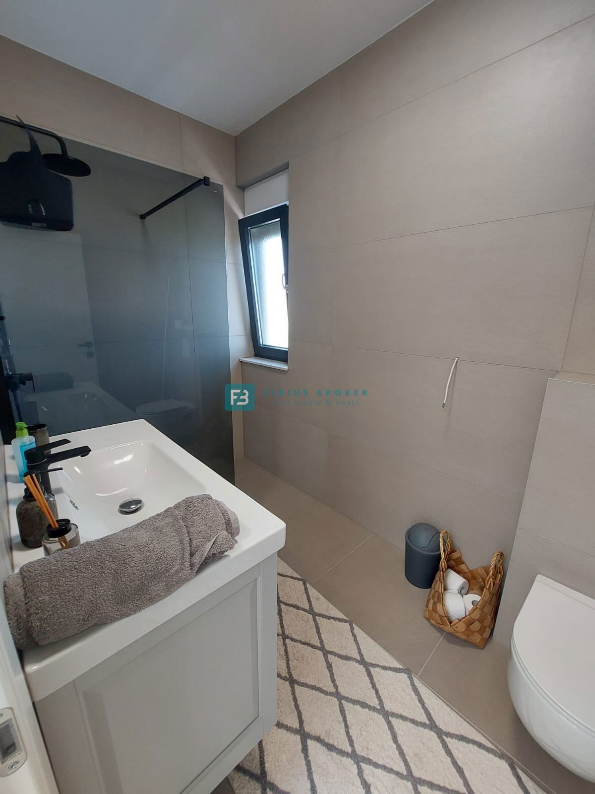 VODICE, novogradnja, luksuzno opremljena hiša, pogled na morje, bazen, garaža