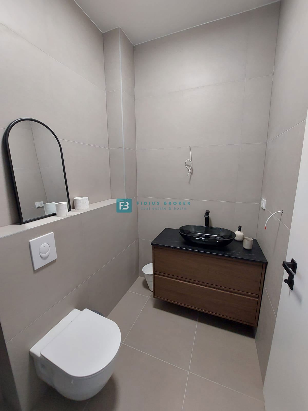 VODICE, novogradnja, luksuzno opremljena hiša, pogled na morje, bazen, garaža