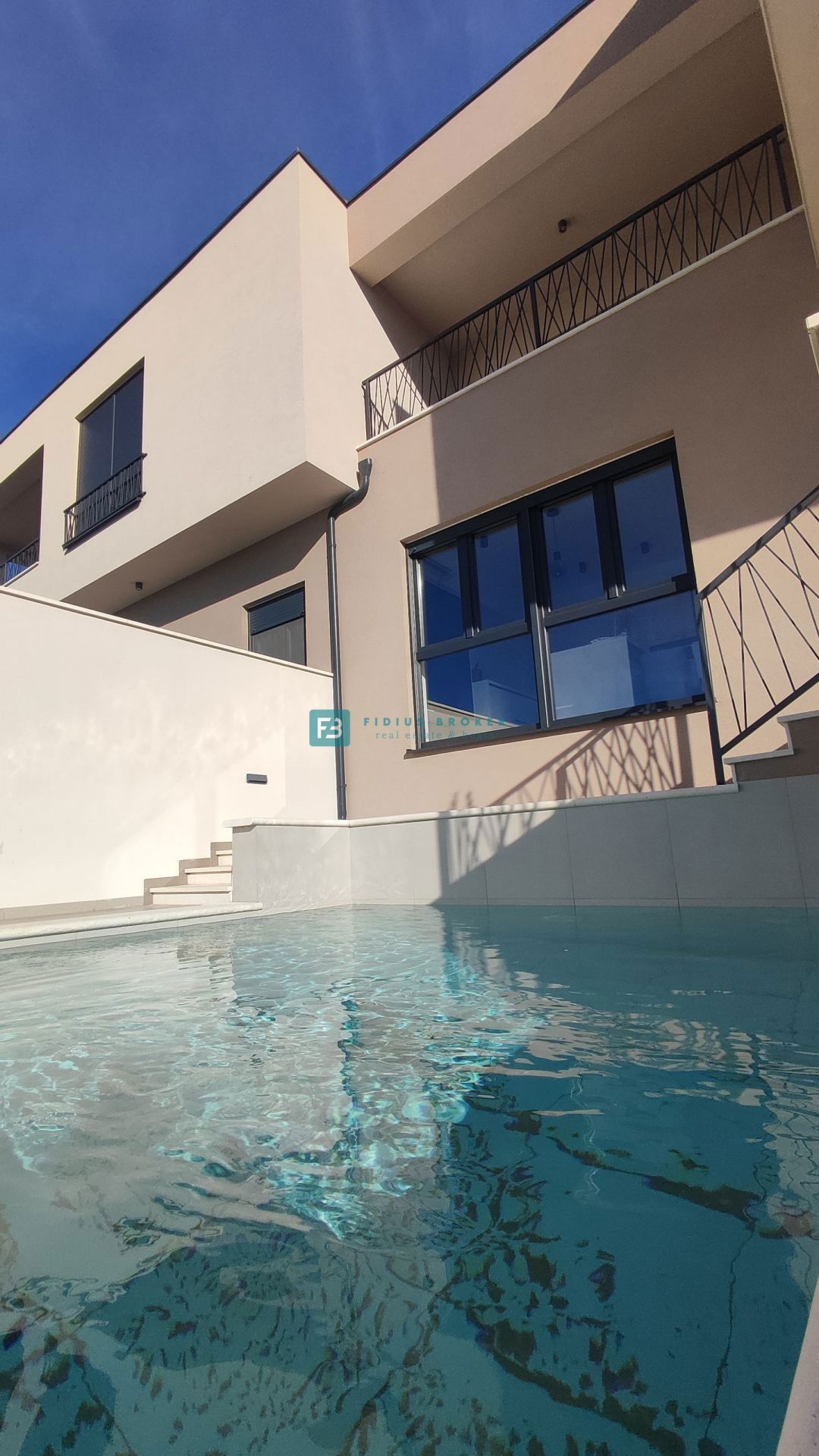 VODICE, novogradnja, luksuzno opremljena hiša, pogled na morje, bazen, garaža