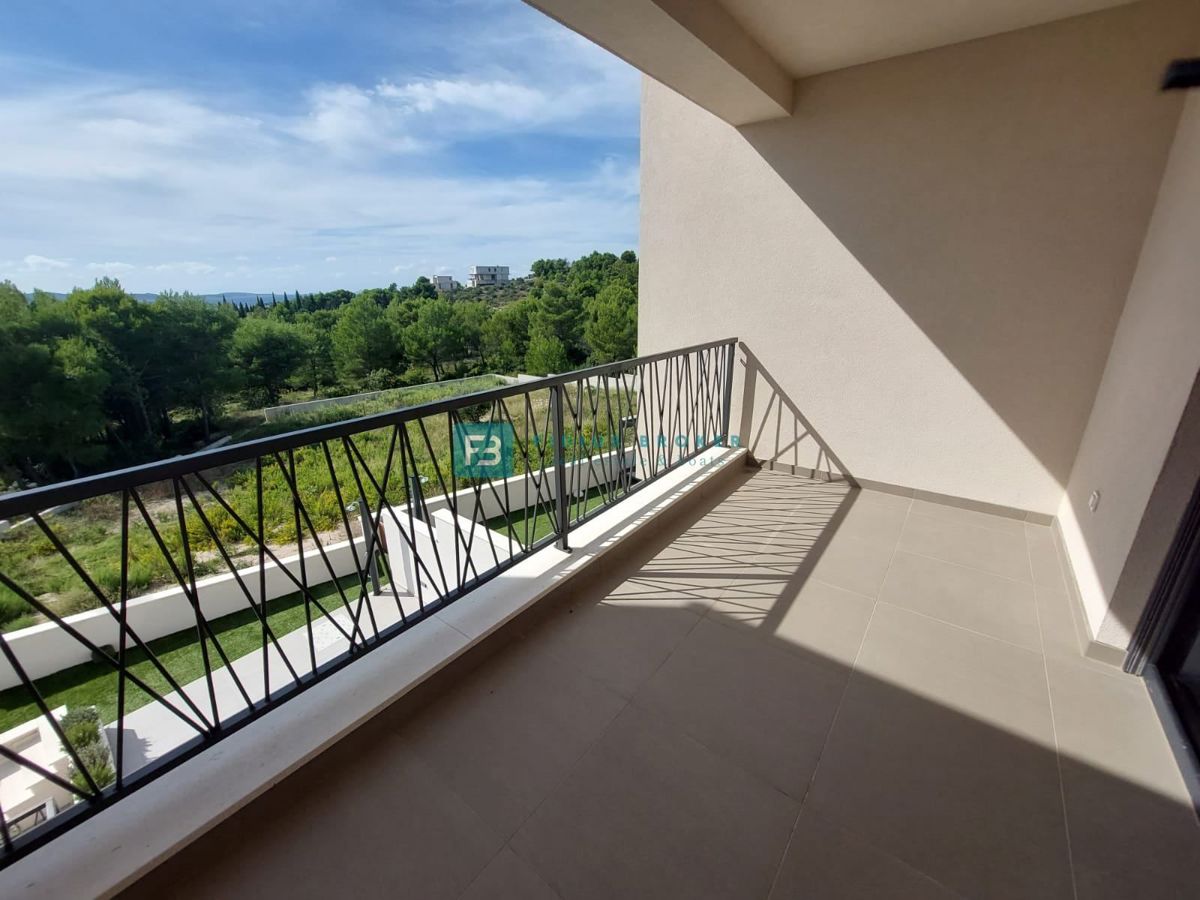 VODICE, novogradnja, luksuzno opremljena hiša, pogled na morje, bazen, garaža