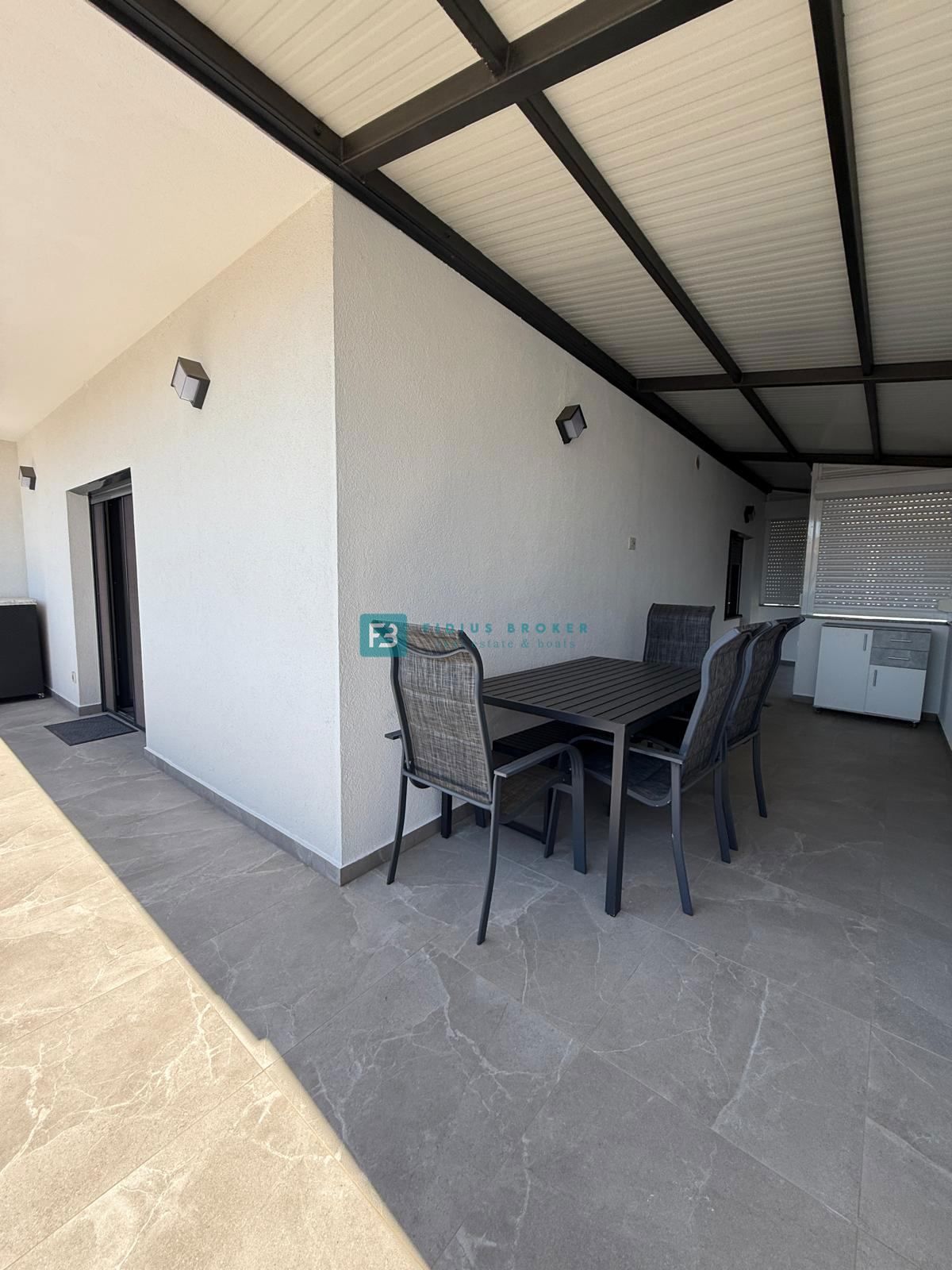 VODICE, moderno opremljeno stanovanje, vrhunska lokacija, 300 m do plaže, 2 parkirni mesti