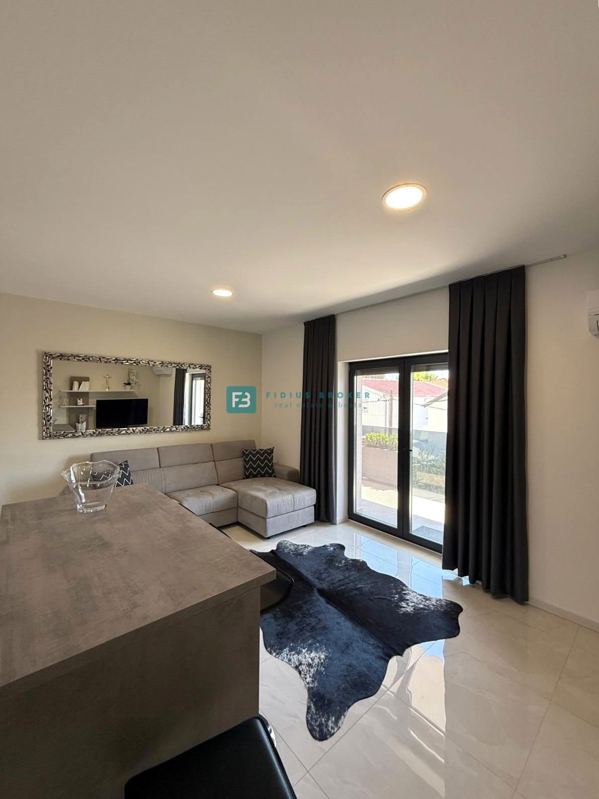 VODICE, moderno opremljeno stanovanje, vrhunska lokacija, 300 m do plaže, 2 parkirni mesti