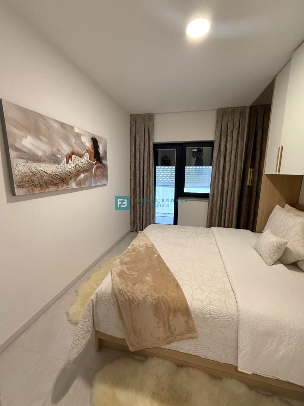 VODICE, moderno opremljeno stanovanje, vrhunska lokacija, 300 m do plaže, 2 parkirni mesti