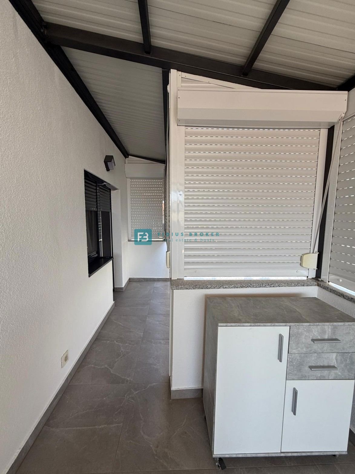 VODICE, moderno opremljeno stanovanje, vrhunska lokacija, 300 m do plaže, 2 parkirni mesti