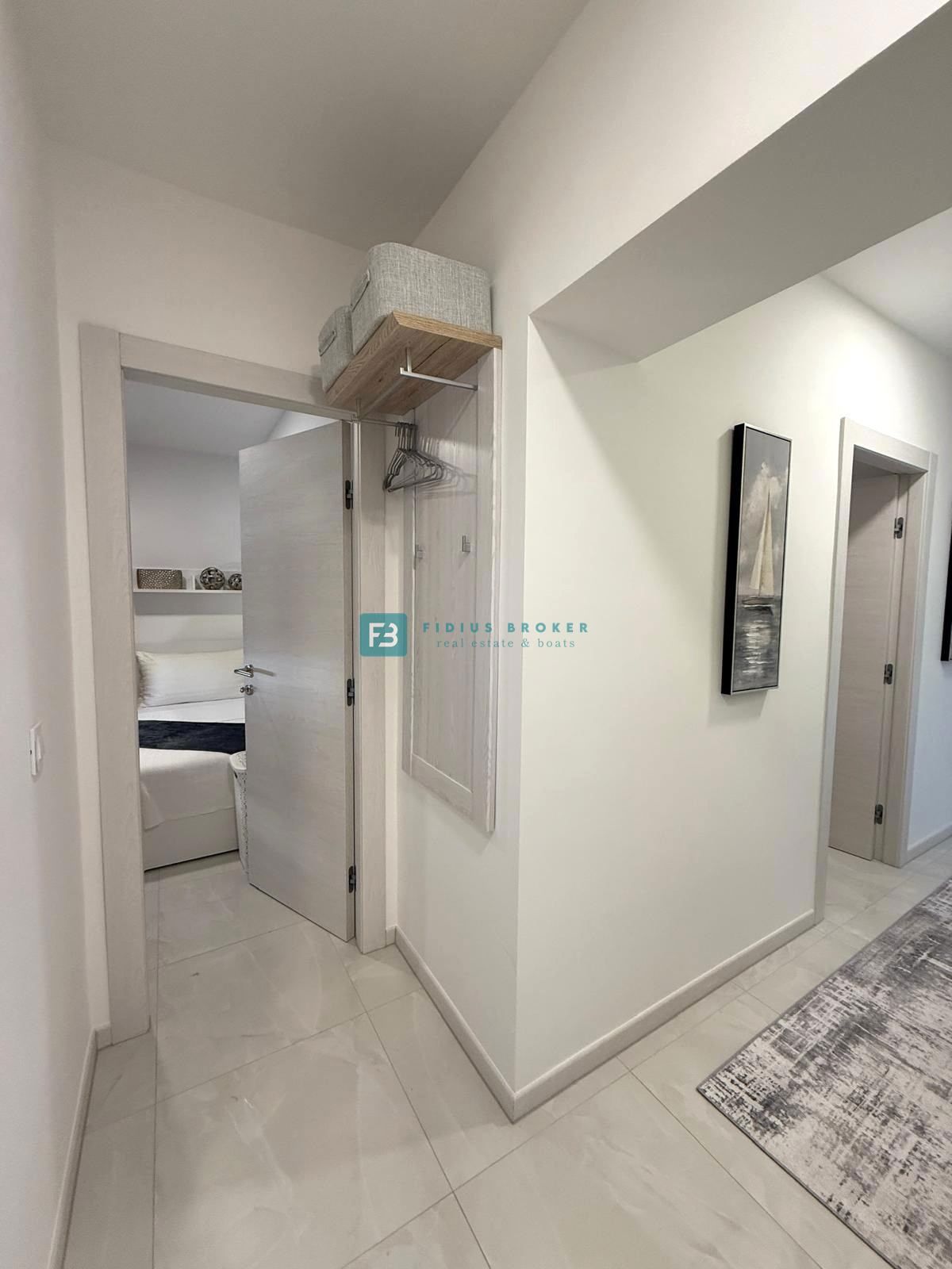 VODICE, moderno opremljeno stanovanje, vrhunska lokacija, 300 m do plaže, 2 parkirni mesti