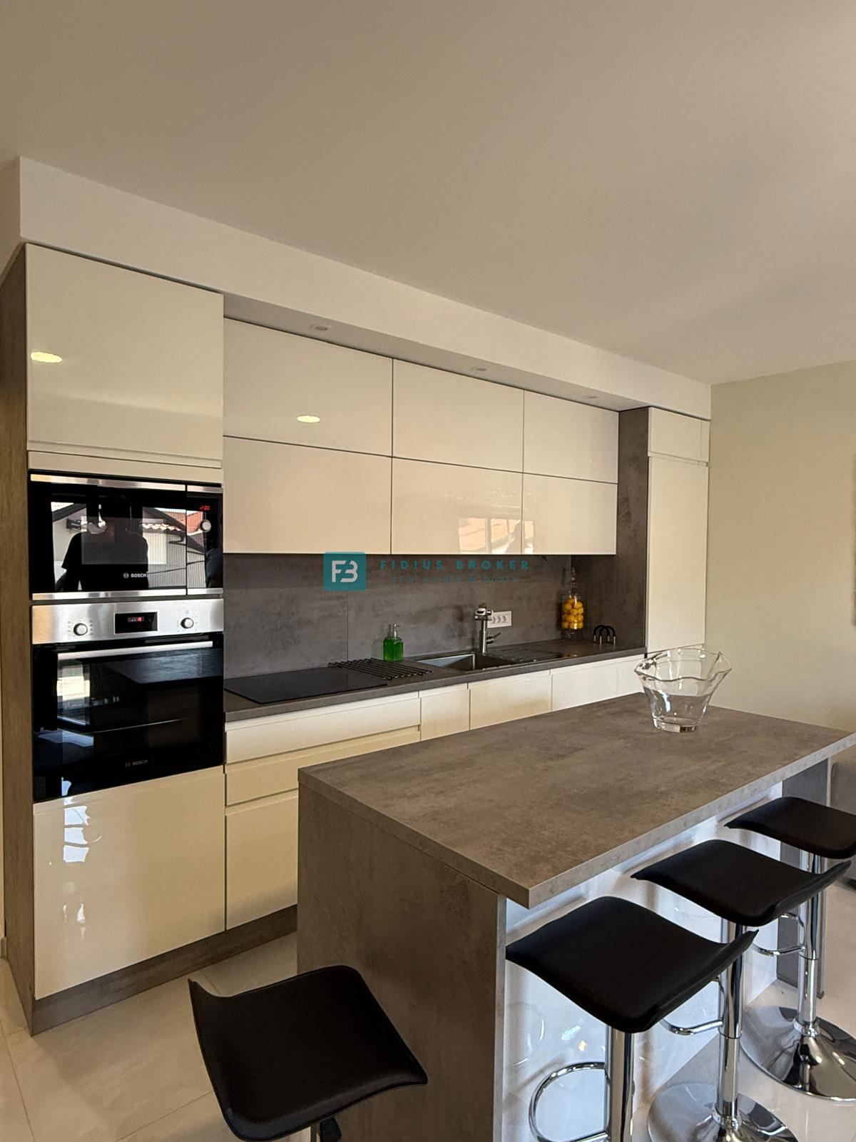 VODICE, moderno opremljeno stanovanje, vrhunska lokacija, 300 m do plaže, 2 parkirni mesti