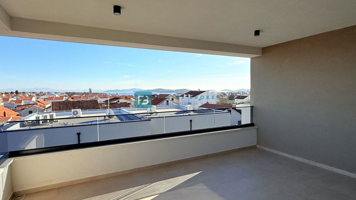 VODICE, novo, 2. nadstropje, dokončano, panoramski pogled na morje, 2 shrambi