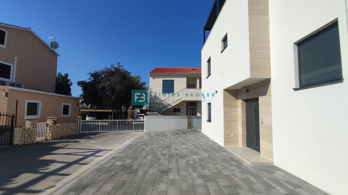 SRIMA, nova, opremljena polsamostojna hiša, 300 m do plaže, pogled na morje