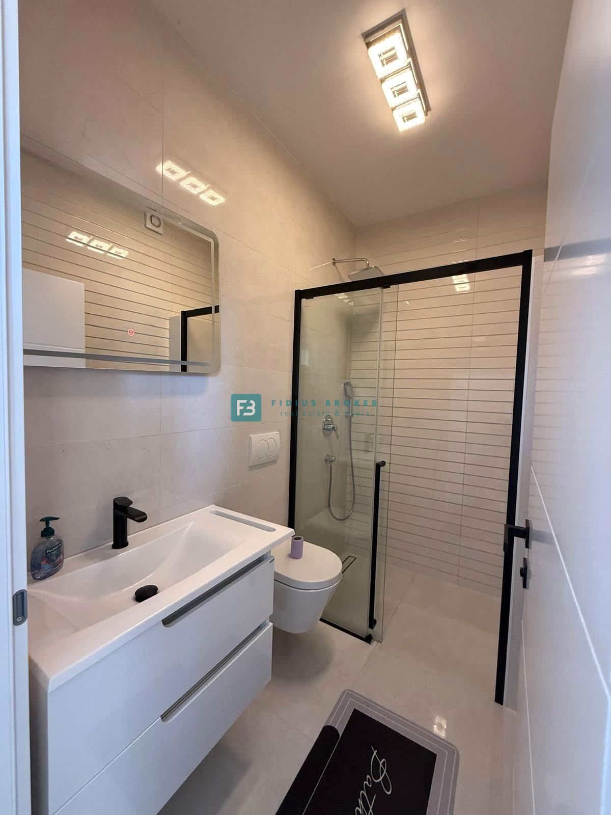 SRIMA, nova, opremljena polsamostojna hiša, 300 m do plaže, pogled na morje