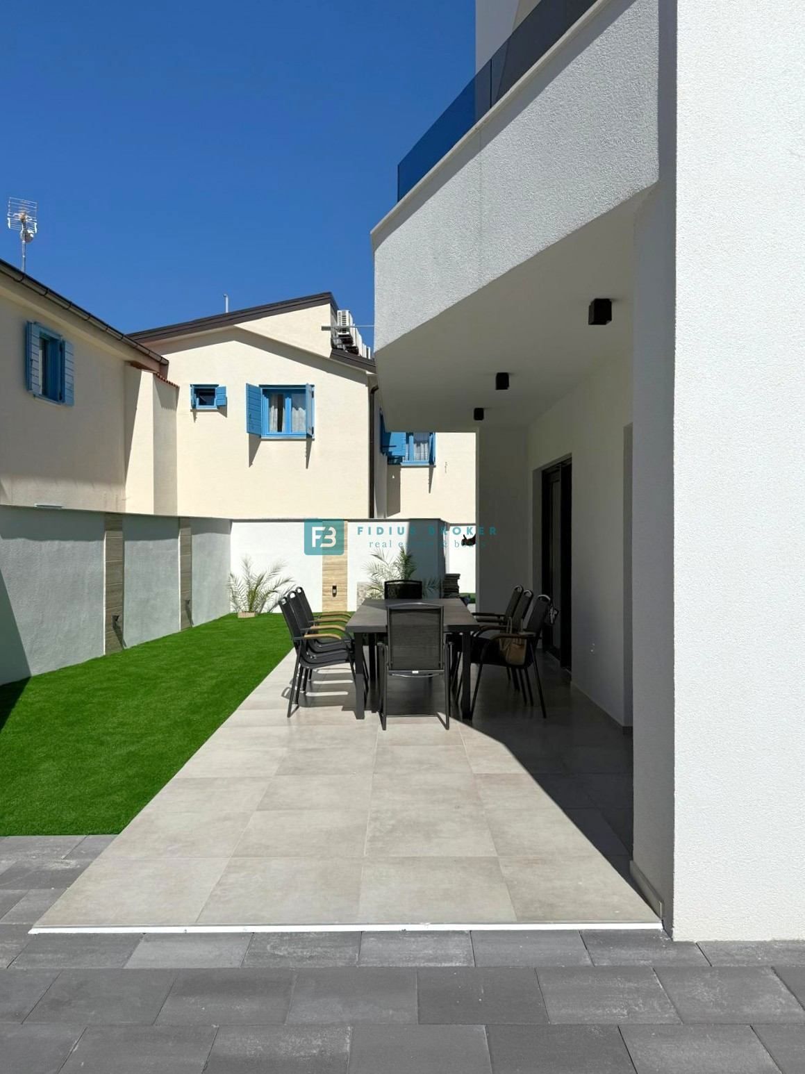 SRIMA, nova, opremljena polsamostojna hiša, 300 m do plaže, pogled na morje