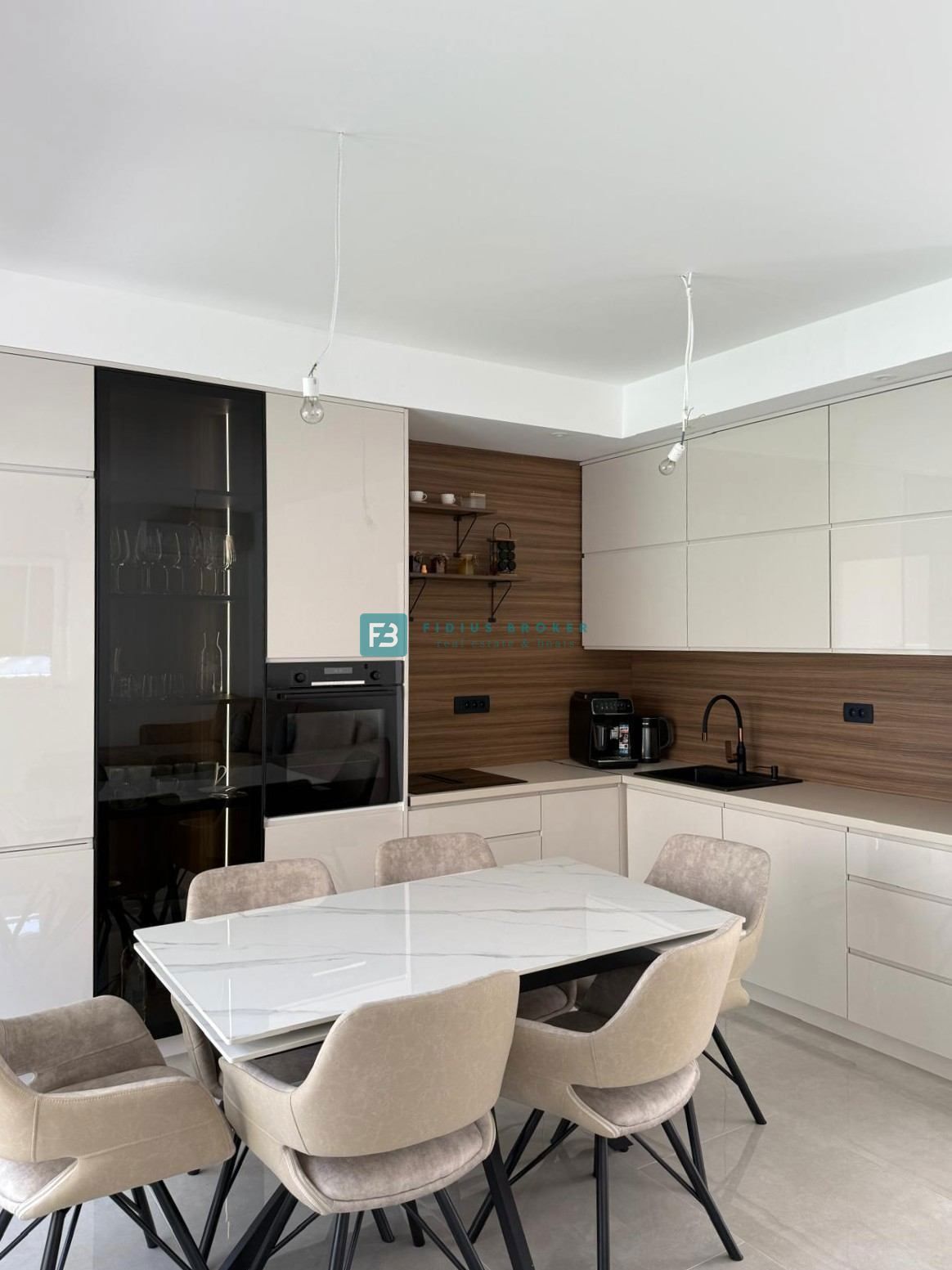 SRIMA, nova, opremljena polsamostojna hiša, 300 m do plaže, pogled na morje