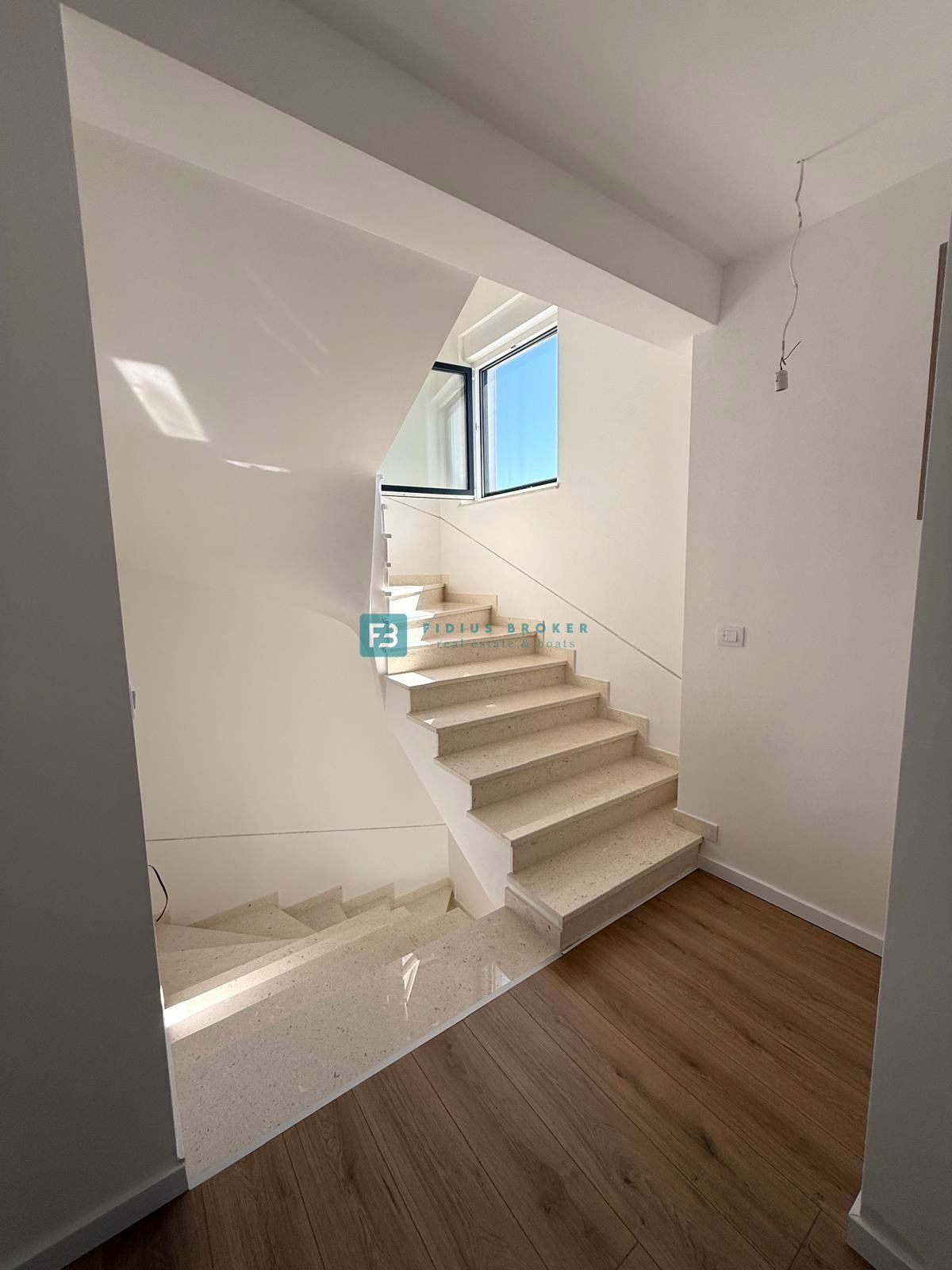 SRIMA, nova, opremljena polsamostojna hiša, 300 m do plaže, pogled na morje