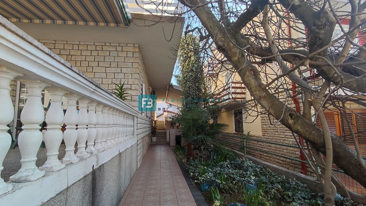 VODICE, vrhunska lokacija, apartmajska hiša, 350 m od plaže, garaža