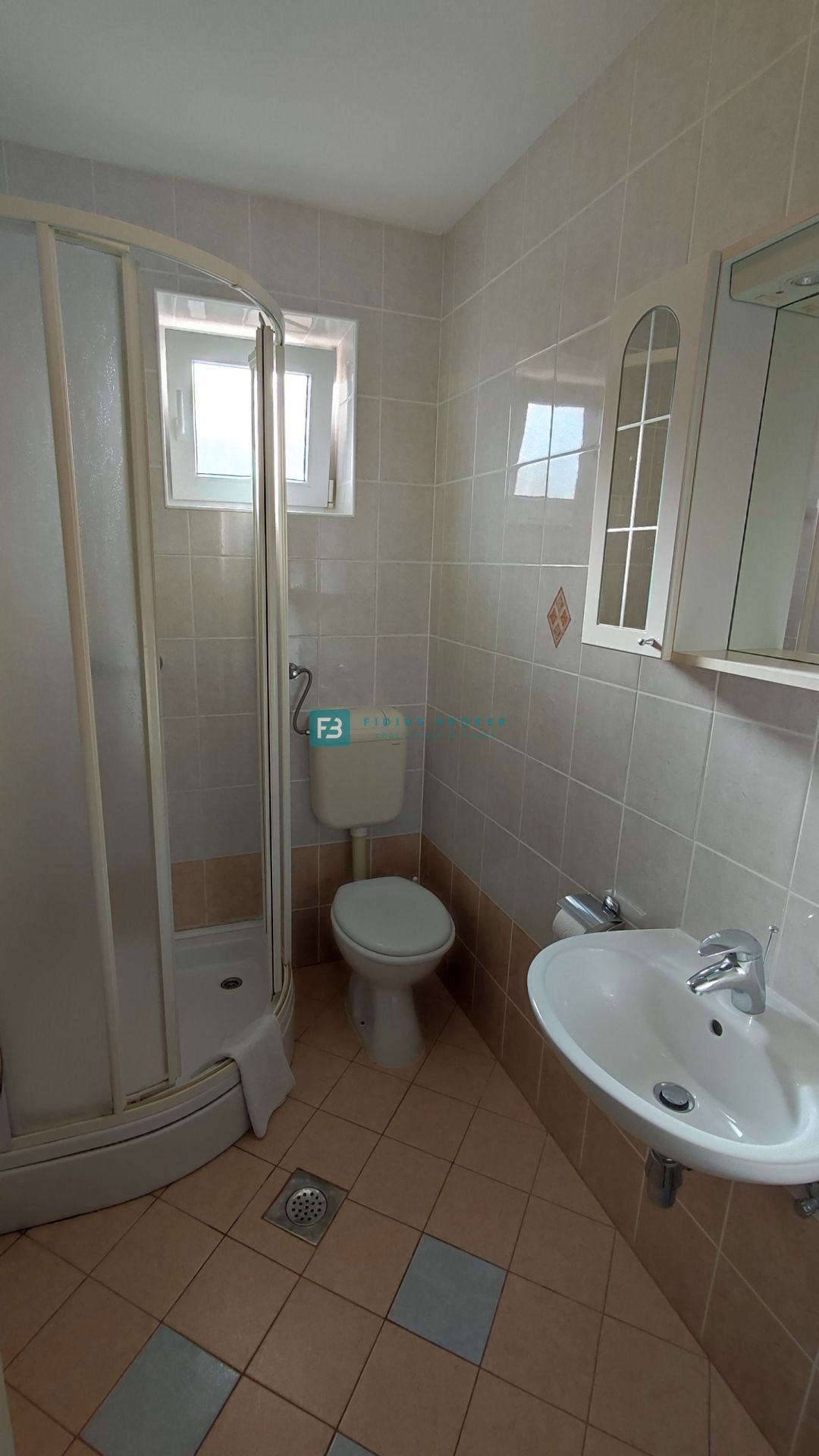 VODICE, vrhunska lokacija, apartmajska hiša, 350 m od plaže, garaža