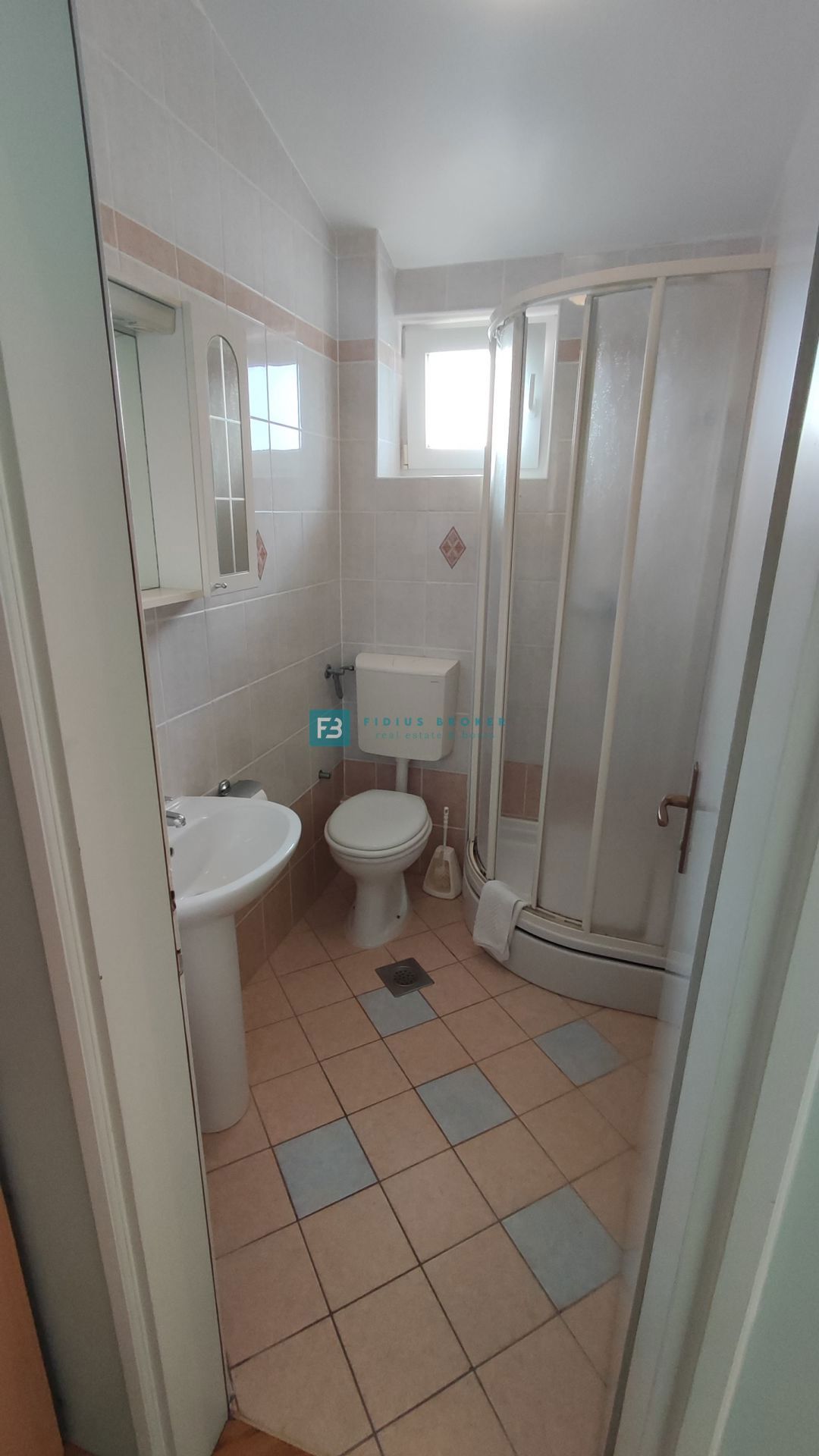 VODICE, vrhunska lokacija, apartmajska hiša, 350 m od plaže, garaža