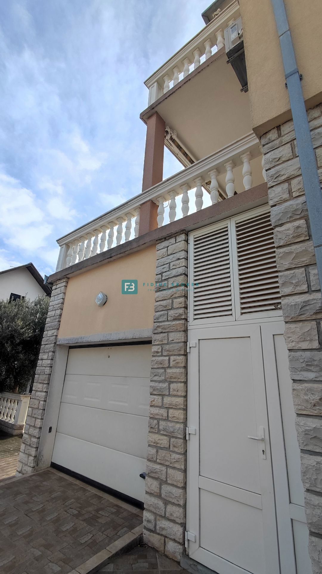 VODICE, vrhunska lokacija, apartmajska hiša, 350 m od plaže, garaža