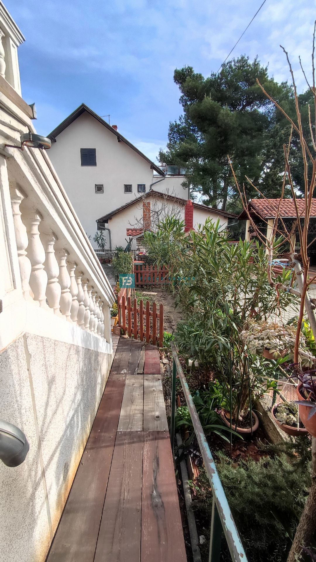 VODICE, vrhunska lokacija, apartmajska hiša, 350 m od plaže, garaža