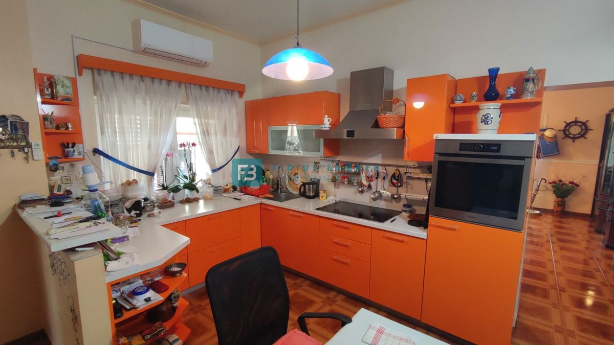 VODICE, vrhunska lokacija, apartmajska hiša, 350 m od plaže, garaža