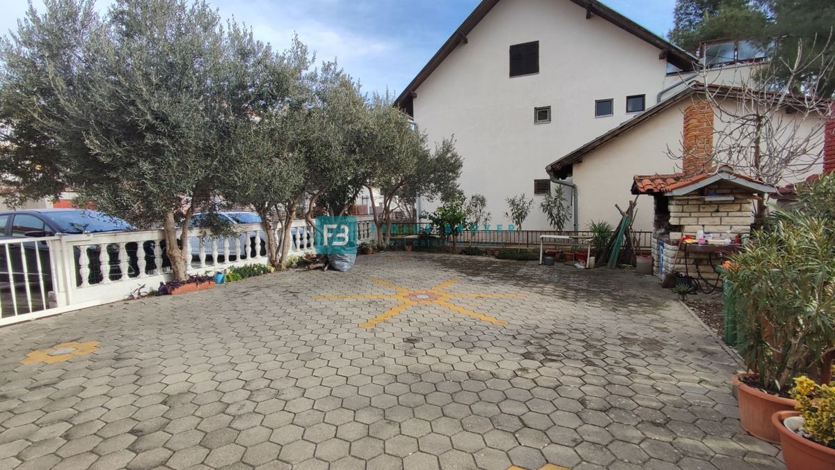 VODICE, vrhunska lokacija, apartmajska hiša, 350 m od plaže, garaža